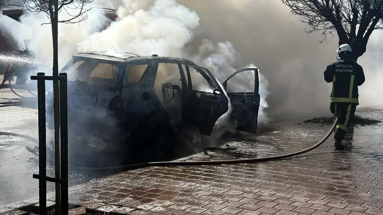 Uncalı’da Alev Topuna Dönen Araçtan Kedisini Kurtardı 5